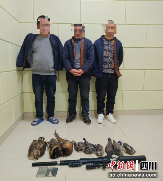 被抓获的嫌疑人。 绵阳市公安局游仙区分局供图 被抓获的嫌疑人。 绵阳市公安局游仙区分局供图