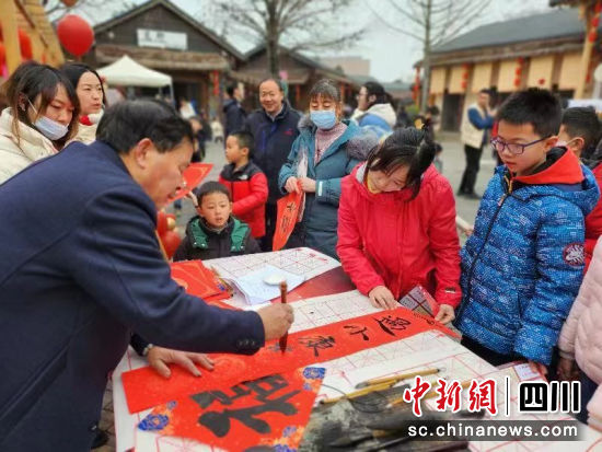 免费为市民写春联、送“福”。 免费为市民写春联、送“福”。