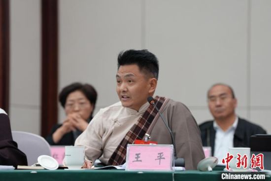 苏拉王平参加今年四川两会。 (受访者 供图) 苏拉王平参加今年四川两会。 (受访者 供图)