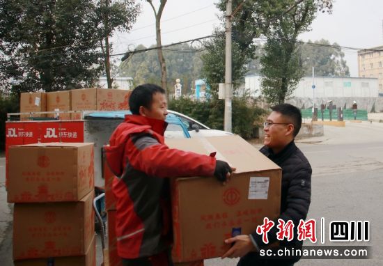 派送年货。中铁八局七公司 供图 派送年货。中铁八局七公司 供图