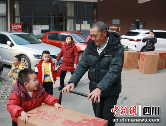 收到年货。中铁八局七公司 供图 收到年货。中铁八局七公司 供图
