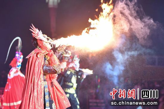 迎新春文化惠民活动表演现场。彭圣洲摄 迎新春文化惠民活动表演现场。彭圣洲摄
