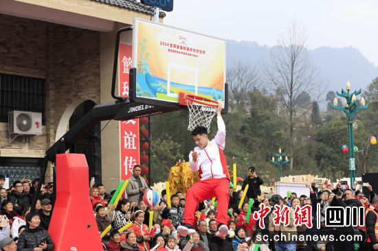 珙县籍全国扣篮冠军张祎逊现场助阵。珙县融媒 供图 珙县籍全国扣篮冠军张祎逊现场助阵。珙县融媒 供图