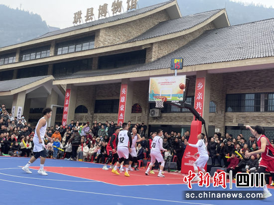 精彩的比赛现场。吴平华 摄 精彩的比赛现场。吴平华 摄