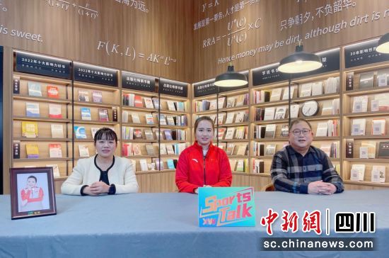孔雪与嘉宾们在新网银行直播间。新网银行供图 孔雪与嘉宾们在新网银行直播间。新网银行供图