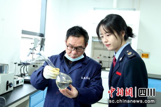 技术人员(左)现场展示原料调制过程。四川税务供图 技术人员(左)现场展示原料调制过程。四川税务供图