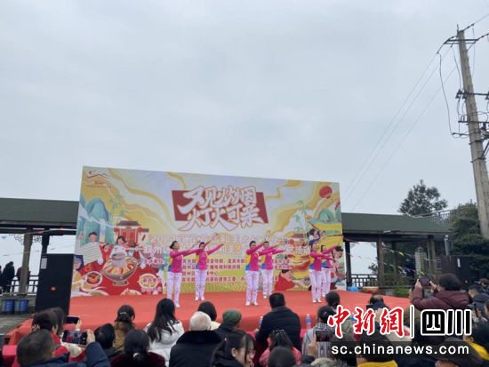柔力球表演《百年再起航》。李媛媛 摄 柔力球表演《百年再起航》。李媛媛 摄