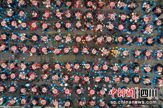 围桌吃“刨锅汤”, “年味儿”十足。李媛媛 摄 围桌吃“刨锅汤”, “年味儿”十足。李媛媛 摄