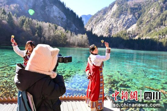 九寨沟冬日风景如画引游人。安源摄 九寨沟冬日风景如画引游人。安源摄