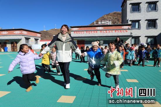 第七批援稻教师姚晓峰正在和孩子们游戏。纳溪区委宣传部供图 第七批援稻教师姚晓峰正在和孩子们游戏。纳溪区委宣传部供图