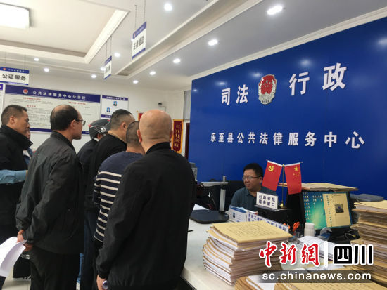 为群众提供法律咨询。谢义 摄 为群众提供法律咨询。谢义 摄