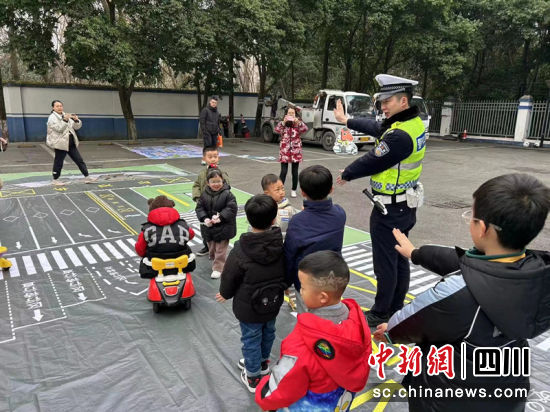 正在引导孩子们。青羊宣传部 供图 正在引导孩子们。青羊宣传部 供图