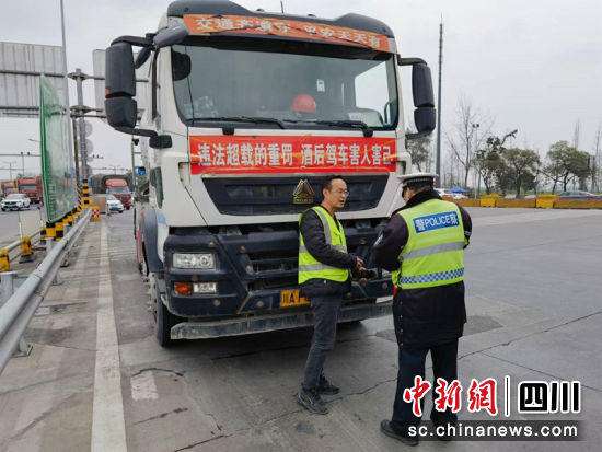 交警正在工作。青羊宣传部 供图 交警正在工作。青羊宣传部 供图