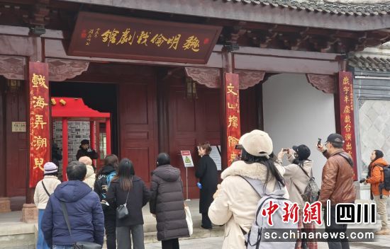 探访魏明伦戏剧馆。自贡市委宣传部 供图 探访魏明伦戏剧馆。自贡市委宣传部 供图