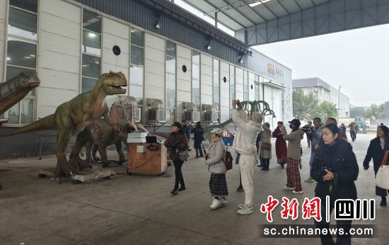 参观仿真恐龙制作。自贡市委宣传部 供图 参观仿真恐龙制作。自贡市委宣传部 供图