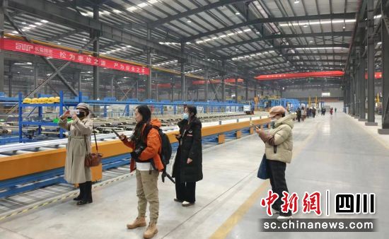 参观园区企业。自贡市委宣传部 供图 参观园区企业。自贡市委宣传部 供图