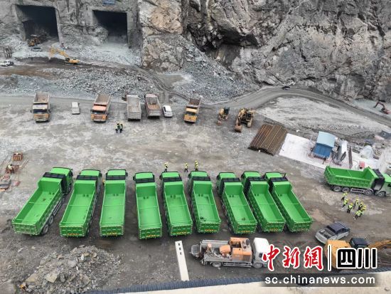 拉哇水电站共投入85台纯电动自卸车辆进行大坝填筑料运输。华电金上公司 供图 拉哇水电站共投入85台纯电动自卸车辆进行大坝填筑料运输。华电金上公司 供图