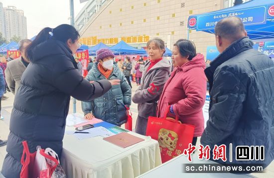招聘会现场。 游仙区融媒体中心供图 招聘会现场。 游仙区融媒体中心供图