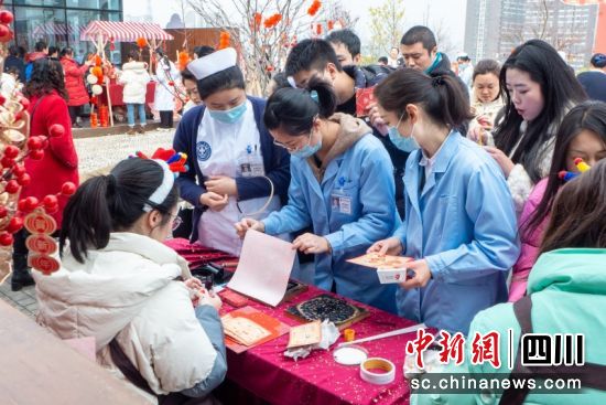 非遗拓印。王松平 摄 非遗拓印。王松平 摄