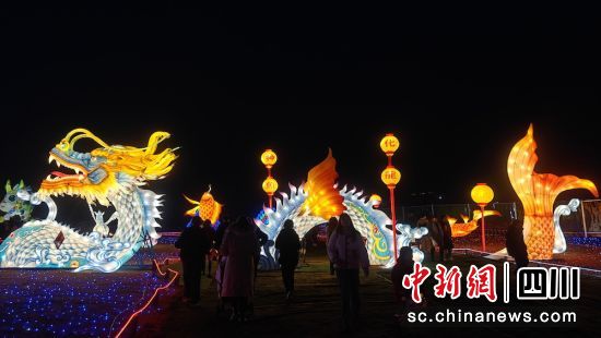 成都龙马湖龙灯亮啦。成都东部新区 供图 成都龙马湖龙灯亮啦。成都东部新区 供图