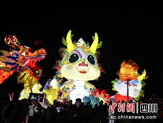 龙年花灯流光溢彩、美轮美奂。成都东部新区 供图 龙年花灯流光溢彩、美轮美奂。成都东部新区 供图