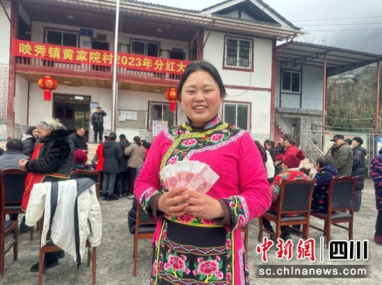 村民喜领分红款。汶川县委宣传部 供图 村民喜领分红款。汶川县委宣传部 供图