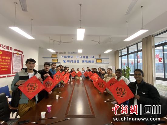 体验书法。西南医科大学供图 体验书法。西南医科大学供图