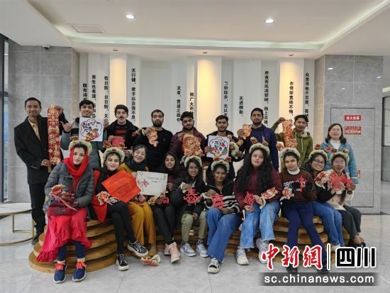 剪纸迎春非遗体验。西南医科大学供图 剪纸迎春非遗体验。西南医科大学供图