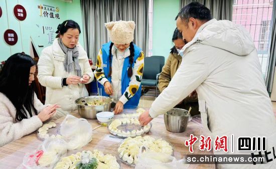 包饺子。 孝感街道供图 包饺子。 孝感街道供图