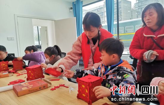 做灯笼。 孝感街道供图 做灯笼。 孝感街道供图