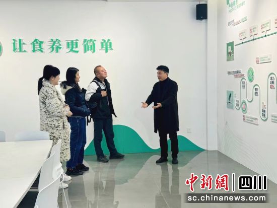 程前伟(右)与客户在公司交流。语味食品 供图 程前伟(右)与客户在公司交流。语味食品 供图