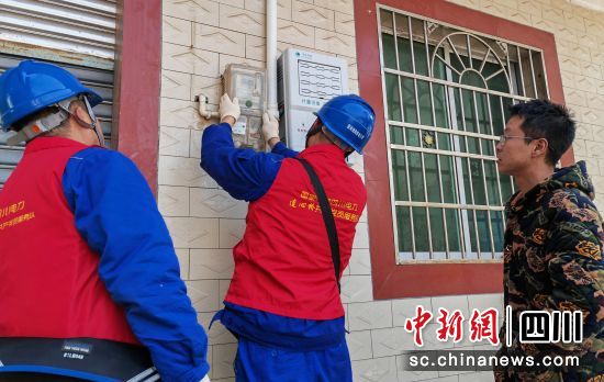 检查用电设备。 国网绵阳供电公司供图 检查用电设备。 国网绵阳供电公司供图