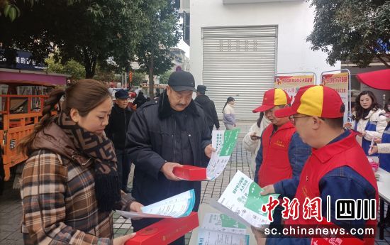 发放安全用电宣传资料。 国网绵阳供电公司供图 发放安全用电宣传资料。 国网绵阳供电公司供图