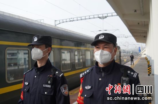 春运期间何光友杨秦昊一对师徒开始K4085次列车发车前巡检工作。潘孟摄 春运期间何光友杨秦昊一对师徒开始K4085次列车发车前巡检工作。潘孟摄