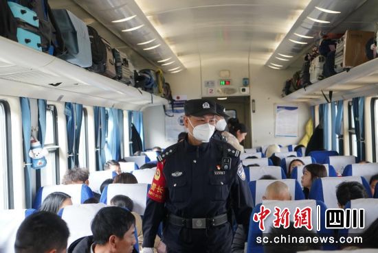 何光友和杨秦昊在发车后开始对旅客进行安全提醒。潘孟摄 何光友和杨秦昊在发车后开始对旅客进行安全提醒。潘孟摄