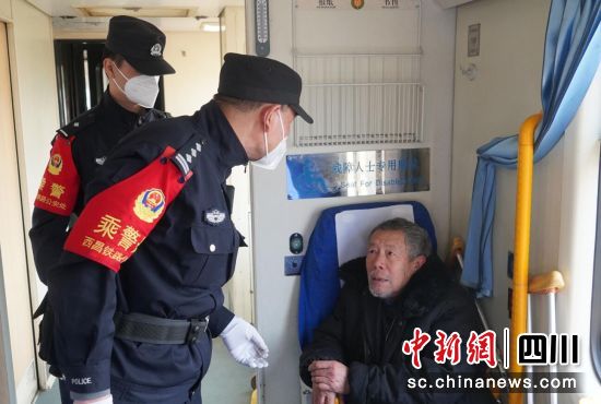 春运期间,何光友和杨秦昊师徒巡视车厢。潘孟摄 春运期间,何光友和杨秦昊师徒巡视车厢。潘孟摄