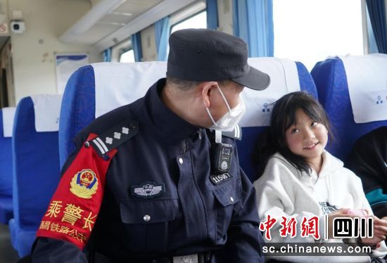 何光友叮嘱列车上儿童乘客注意出行安全。潘孟摄 何光友叮嘱列车上儿童乘客注意出行安全。潘孟摄