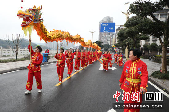 开街仪式上的民俗表演。长宁县融媒体中心供图 开街仪式上的民俗表演。长宁县融媒体中心供图