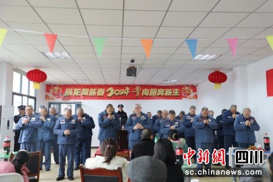 罪犯为亲属表演手语操《感恩的心》。四川省内江监狱供图 罪犯为亲属表演手语操《感恩的心》。四川省内江监狱供图