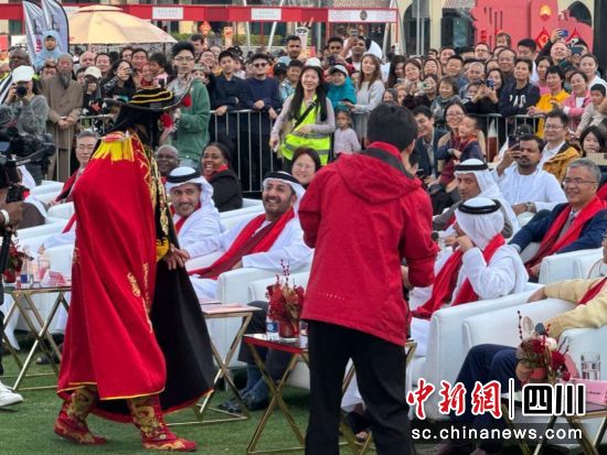 川剧变脸演员在活动现场与嘉宾互动。(四川文投集团 供图) 川剧变脸演员在活动现场与嘉宾互动。(四川文投集团 供图)