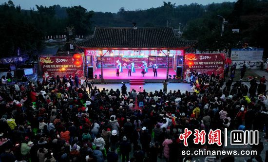 群众在凤凰湖村乌木水寨欣赏文艺节目。 王超明 摄 群众在凤凰湖村乌木水寨欣赏文艺节目。 王超明 摄