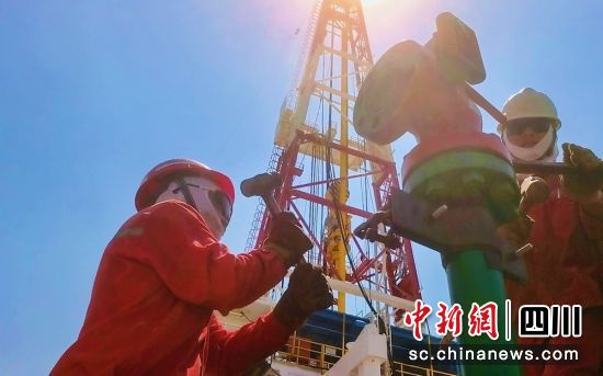 海外工区钻井现场。孙大杰 摄 海外工区钻井现场。孙大杰 摄