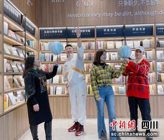 JS花式蹦床扣篮队创始人王彬、成员王文斌教授如何花式指尖转球。新网银行供图 JS花式蹦床扣篮队创始人王彬、成员王文斌教授如何花式指尖转球。新网银行供图