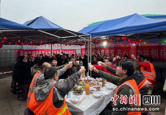 “团圆饭”现场。(中建八局二公司 供图) “团圆饭”现场。(中建八局二公司 供图)