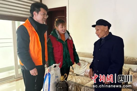 工作人员走访慰问老人。周晓琳 摄 工作人员走访慰问老人。周晓琳 摄