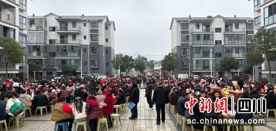 坝坝宴现场。周晓琳 摄 坝坝宴现场。周晓琳 摄