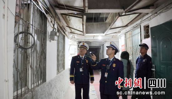 阿坝消防在检查时发现某酒店电器线路敷设不规范。四川消防供图 阿坝消防在检查时发现某酒店电器线路敷设不规范。四川消防供图