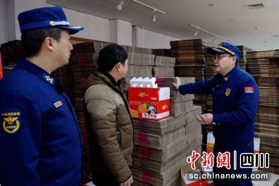 乐山消防检查时发现在一商贸经营部安全疏散通道内堆放了大量可燃物。四川消防供图 乐山消防检查时发现在一商贸经营部安全疏散通道内堆放了大量可燃物。四川消防供图