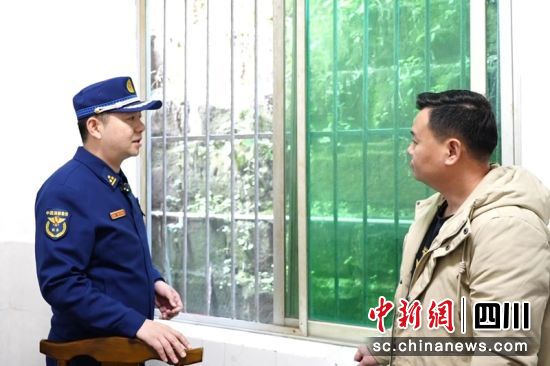 自贡餐饮店场所门窗设置影响逃生、灭火救援的金属防盗栏。四川消防供图 自贡餐饮店场所门窗设置影响逃生、灭火救援的金属防盗栏。四川消防供图