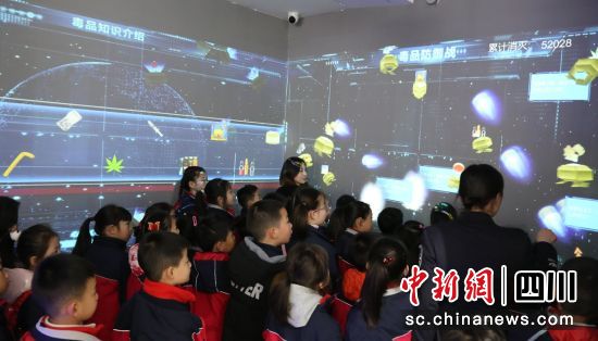 参观现场。自贡高新警方 供图 参观现场。自贡高新警方 供图